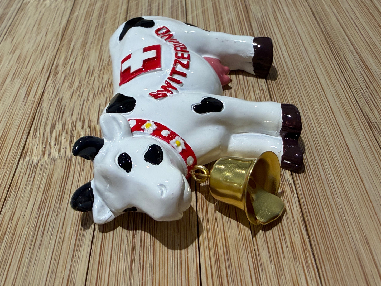 Schweizer Kuh mit Glocke – Hochwertiger 3D Magnet Schweiz Souvenir